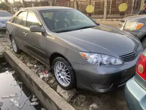 Toyota Camry LE 4dr Sedan (2.4L 4cyl 5A) 2005 Gray