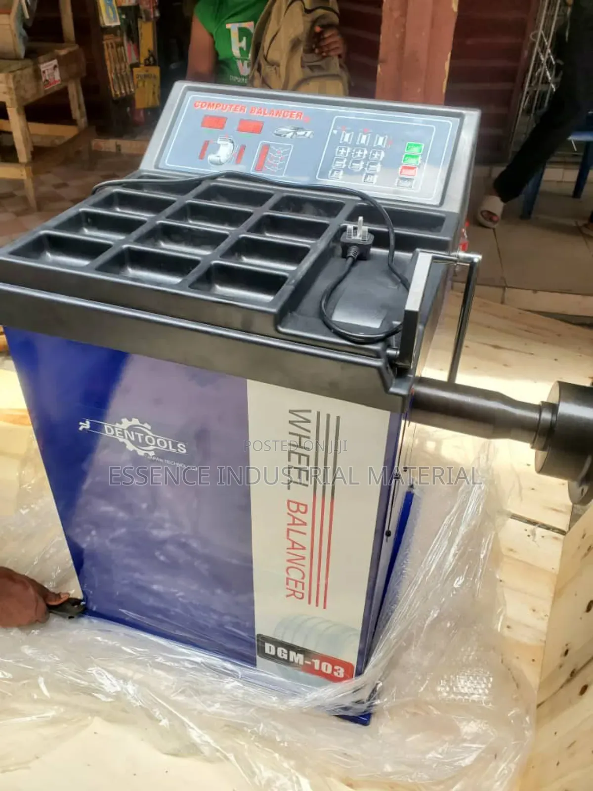Wheel Balancer Machine