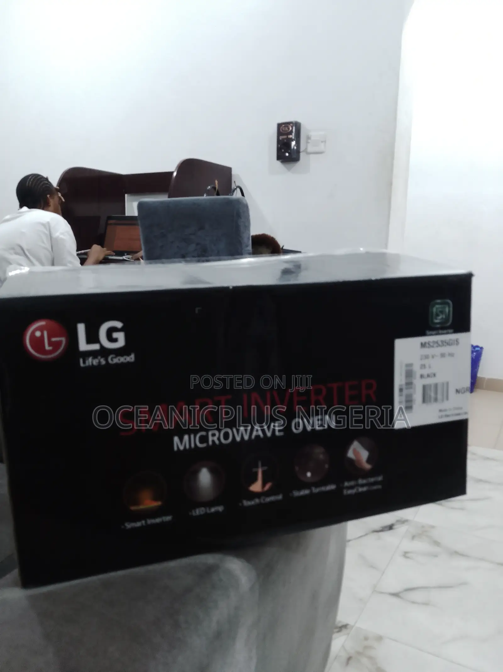 Streamlined 25L Microwave Inverter Smart LG