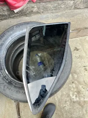 Toyota Highlander 2023 Rear Vent Glass Available