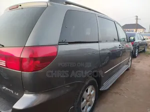 Photo - Toyota Sienna 2005 Gold