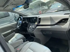 Toyota Sienna 2017 Silver