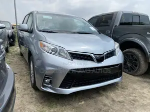 Toyota Sienna 2017 Silver