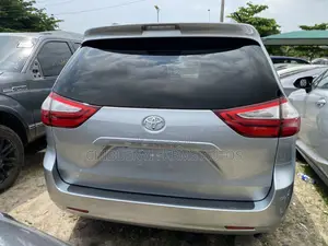 Toyota Sienna 2017 Silver