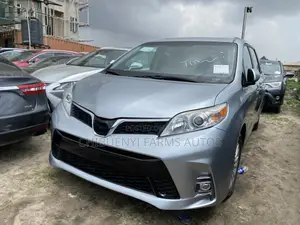 Toyota Sienna 2017 Silver