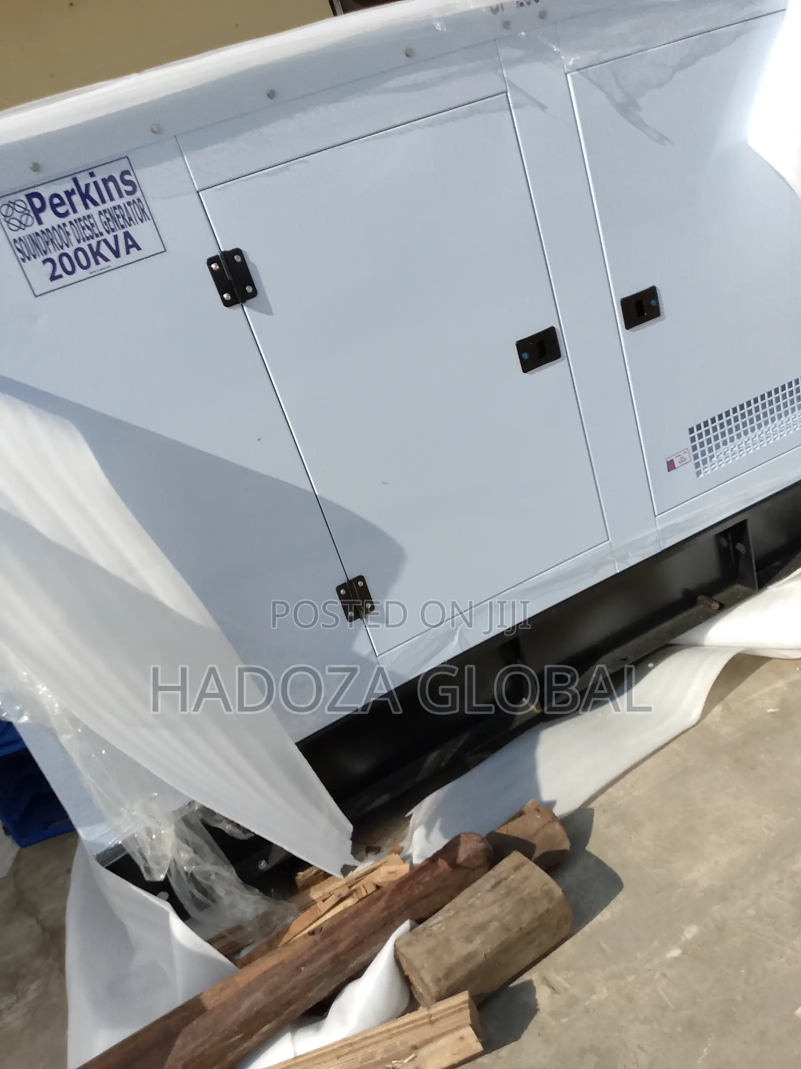 Low-Emmision 200kva Soundproof Perkins Generator