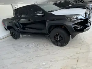 New Toyota Hilux 2024 Black