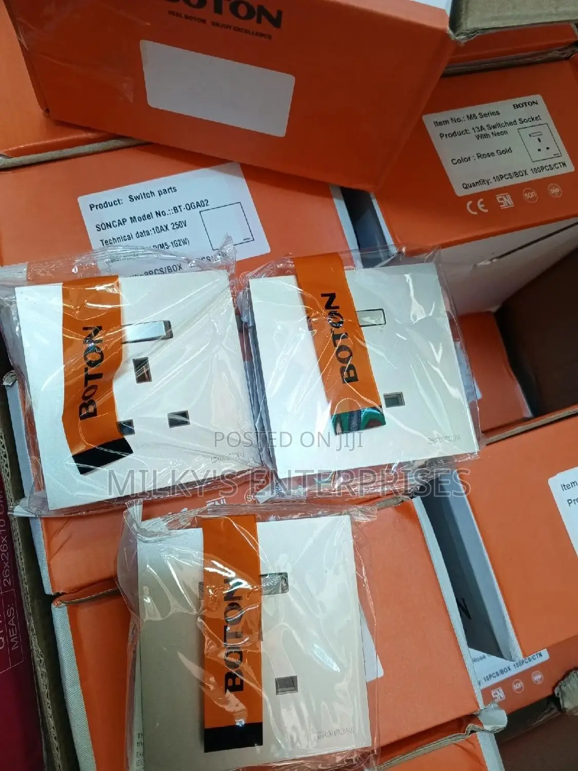 13A Boton Single Socket (Golden Color)