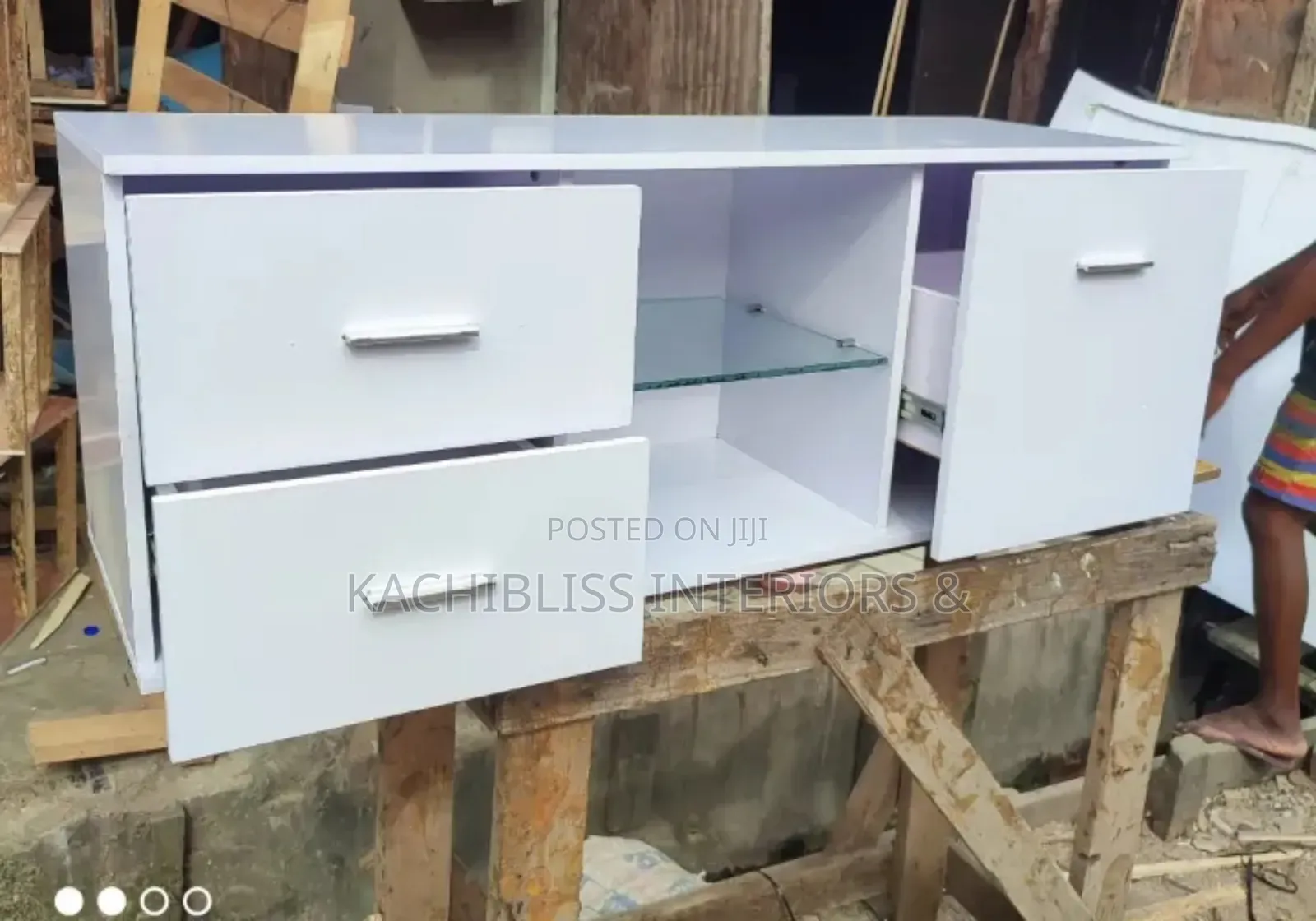 4ft Exclusive Tv Stand