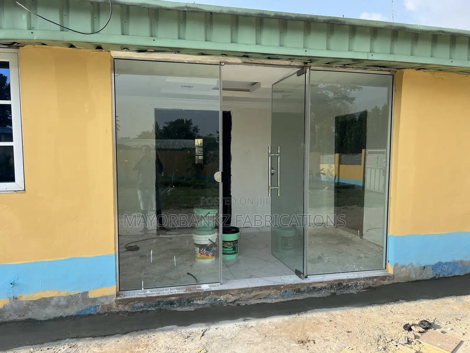 Frameless Glass Door With Partition