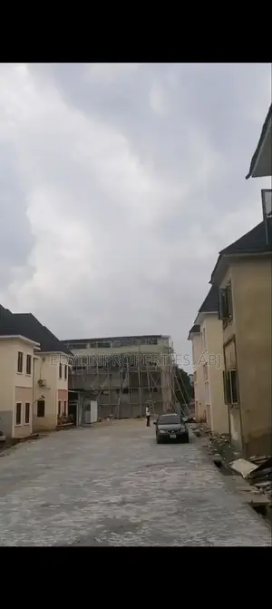 Furnished 5bdrm Duplex in Inside An Estate, Durumi for sale