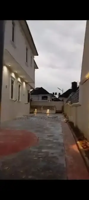 6bdrm Duplex in Gwarinpa for sale