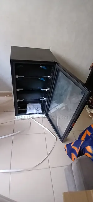 Hisense 91L Beverage Cooler^3 Adjustable Glass Shelves