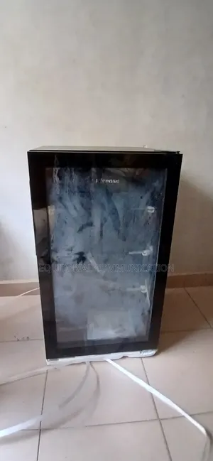 Hisense 91L Beverage Cooler With Tempered Glass Door