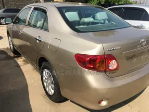 Toyota Corolla LE 4dr Sedan (1.8L 4cyl 4A) 2010 Gold