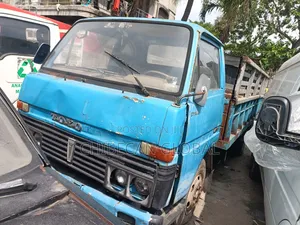 Toyota Dyna 300 Pickup Diesel 6 Tyres 1998 Blue
