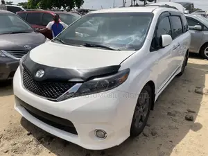 Toyota Sienna SE 8-Passenger 4dr Minivan (3.5L 6cyl 6A) 2015 White