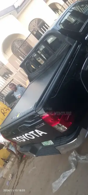 Toyota Hilux Booth Cover Rolling Cover and Spoiler