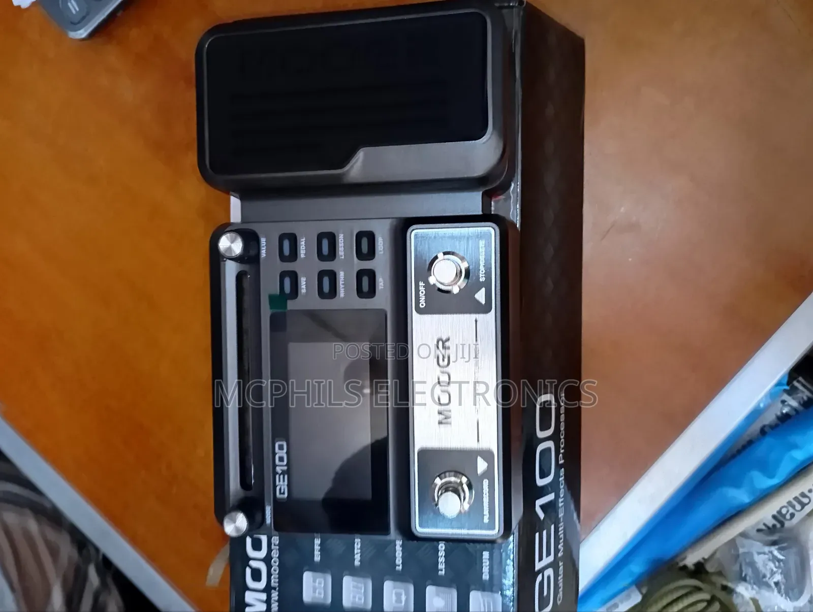 MOOER GE-100 Electric Multiple Effect Pedal Machine.