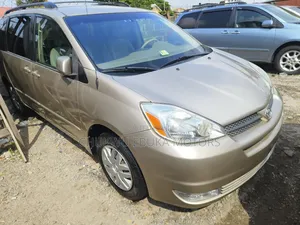 Toyota Sienna LE AWD 2005 Gold