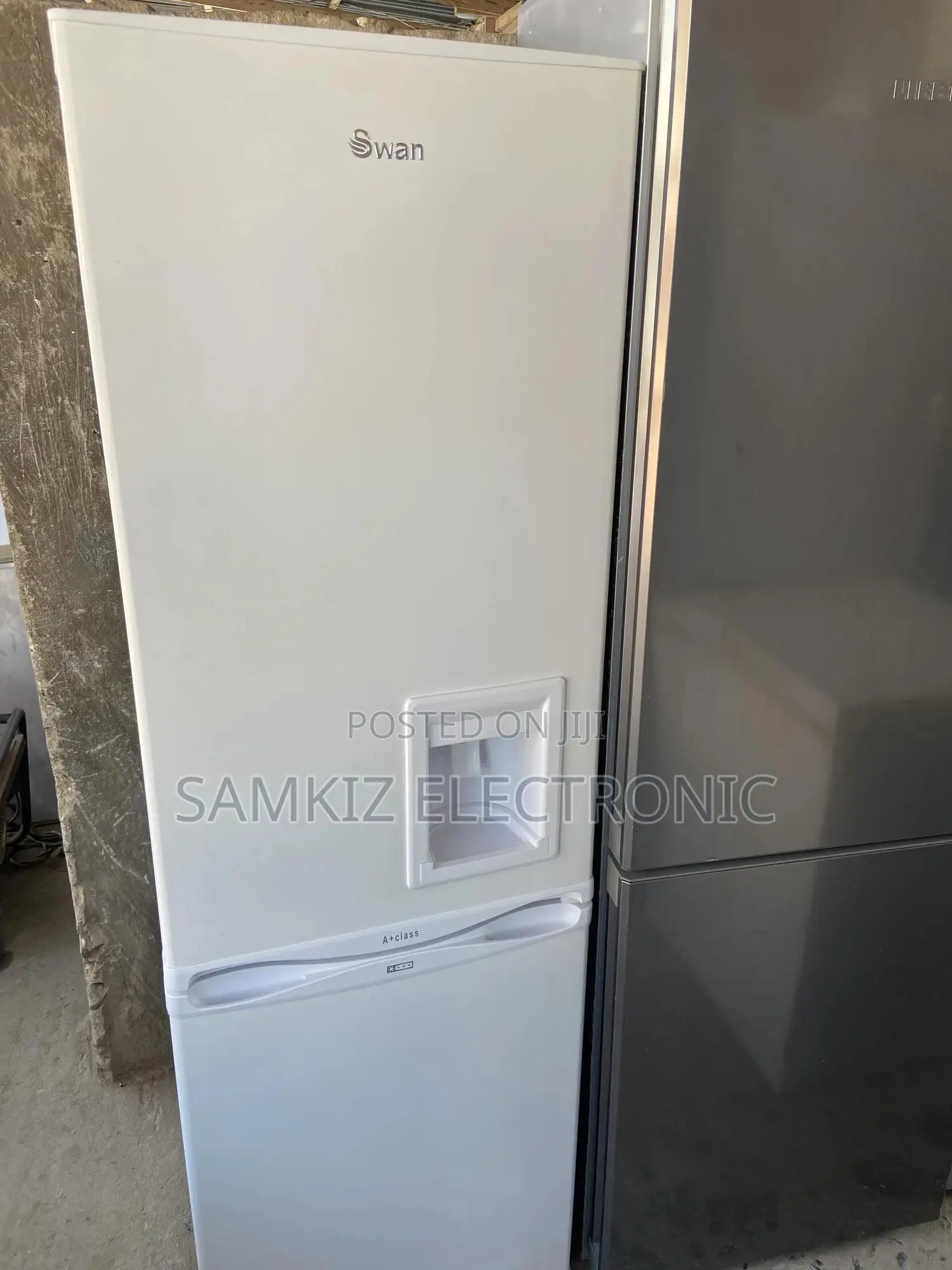Swan Fridge Freezer With Water Dispenser