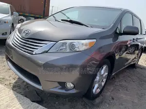 Toyota Sienna SE 8 Passenger 2012 Gray