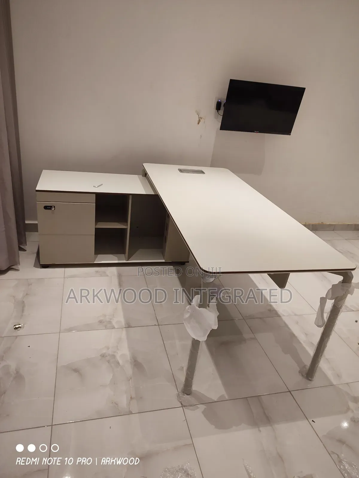 Mordern L-shape Office Table With Coded Lock