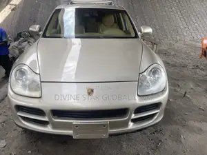 Porsche Cayenne 2010 Gold