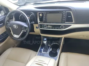 Toyota Highlander XLE 4x2 V6 (3.5L 6cyl 8A) 2017 Burgundy