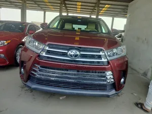 Toyota Highlander XLE 4x2 V6 (3.5L 6cyl 8A) 2018 Burgundy