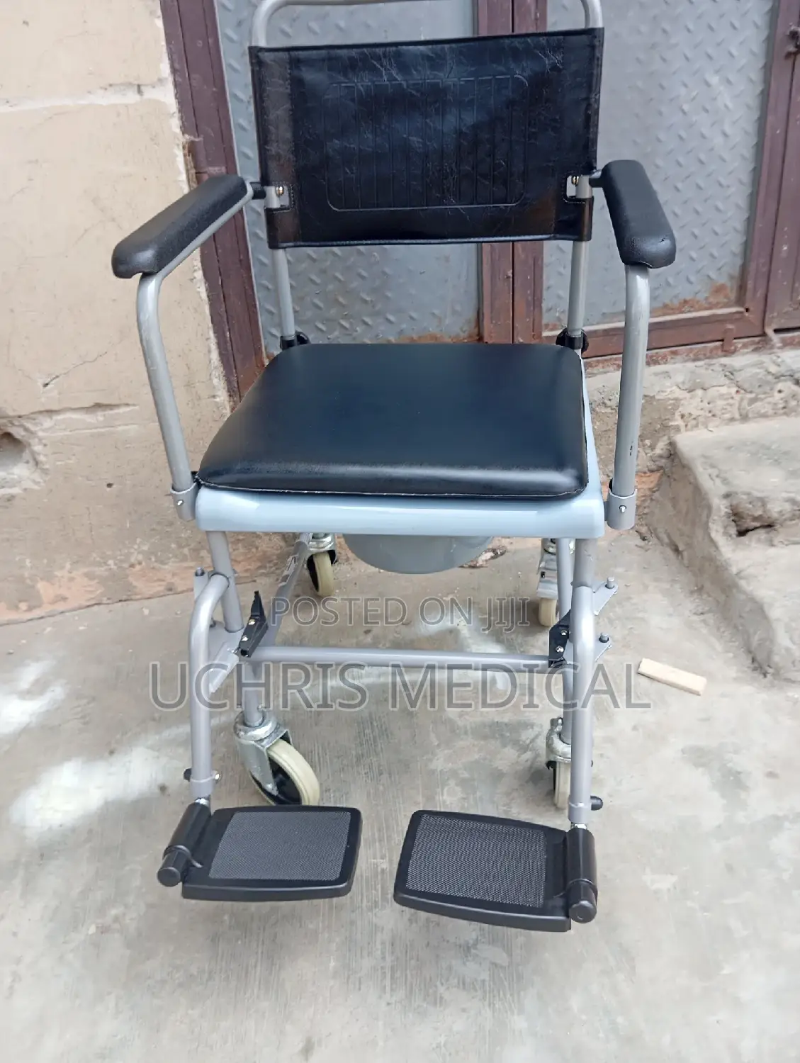 Medical Pusher Commode