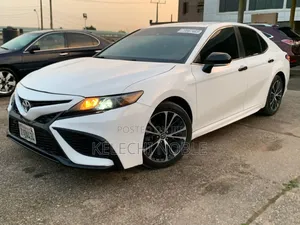 Toyota Camry SE FWD (2.5L 4cyl 8AM) 2018 White