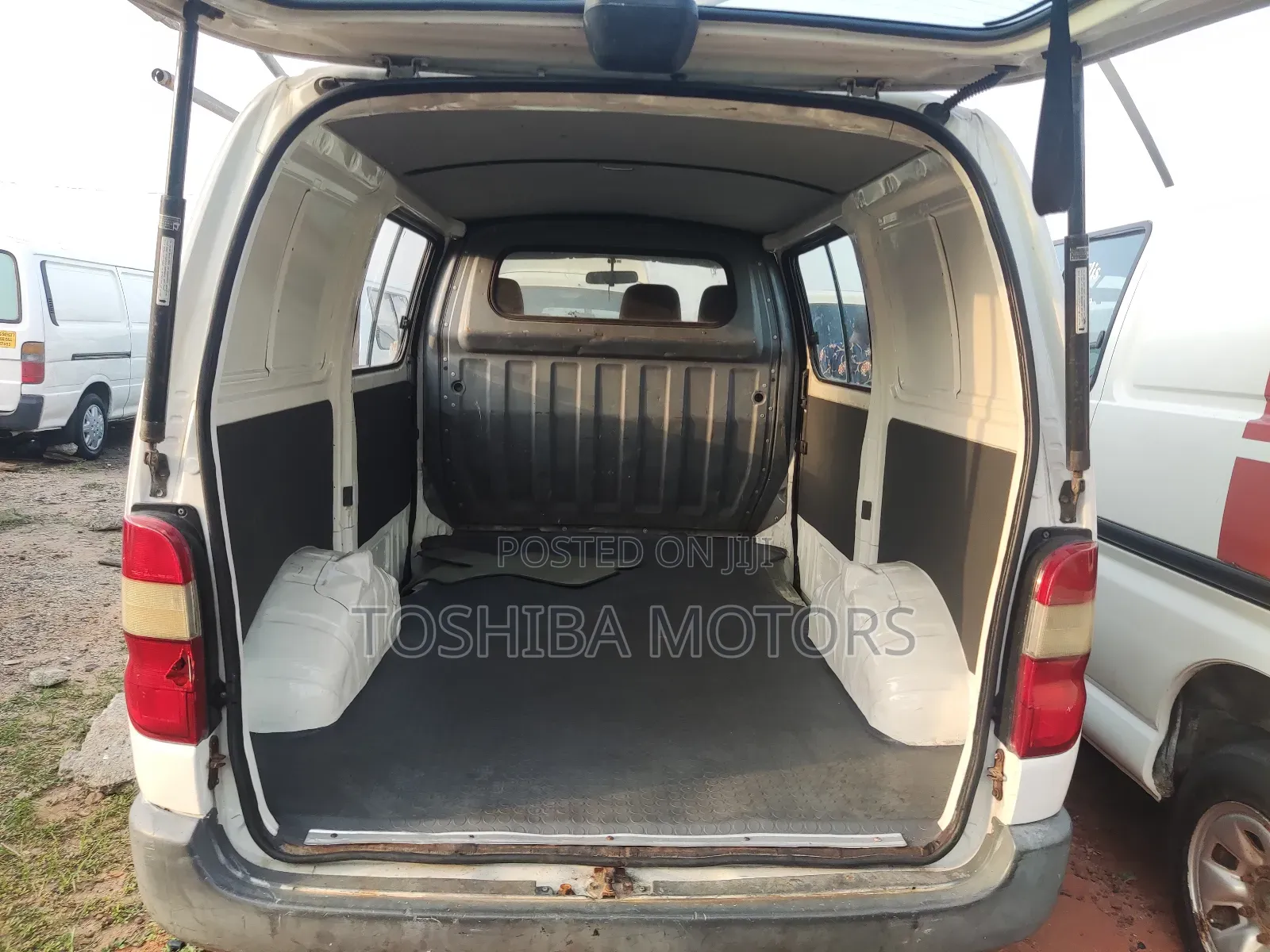 Toyota HiAce 2004 White
