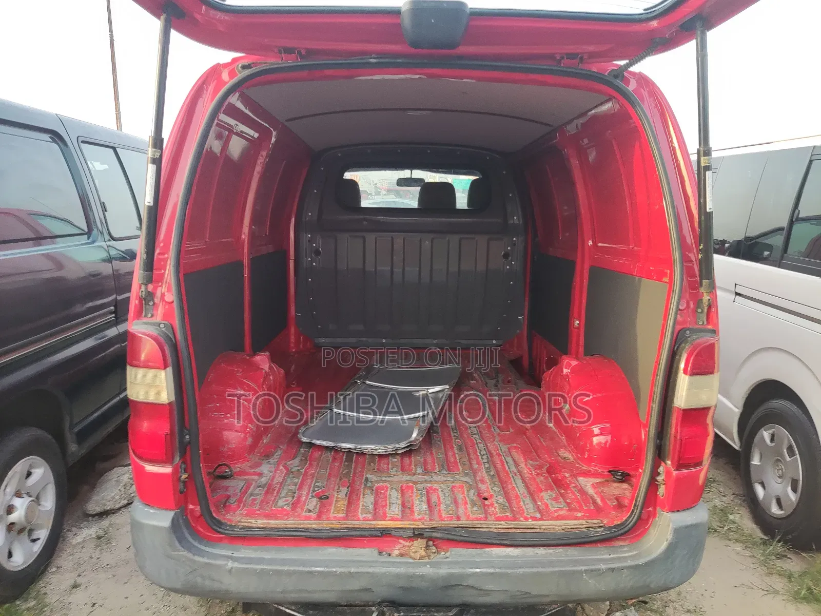 Toyota HiAce 2003 Red