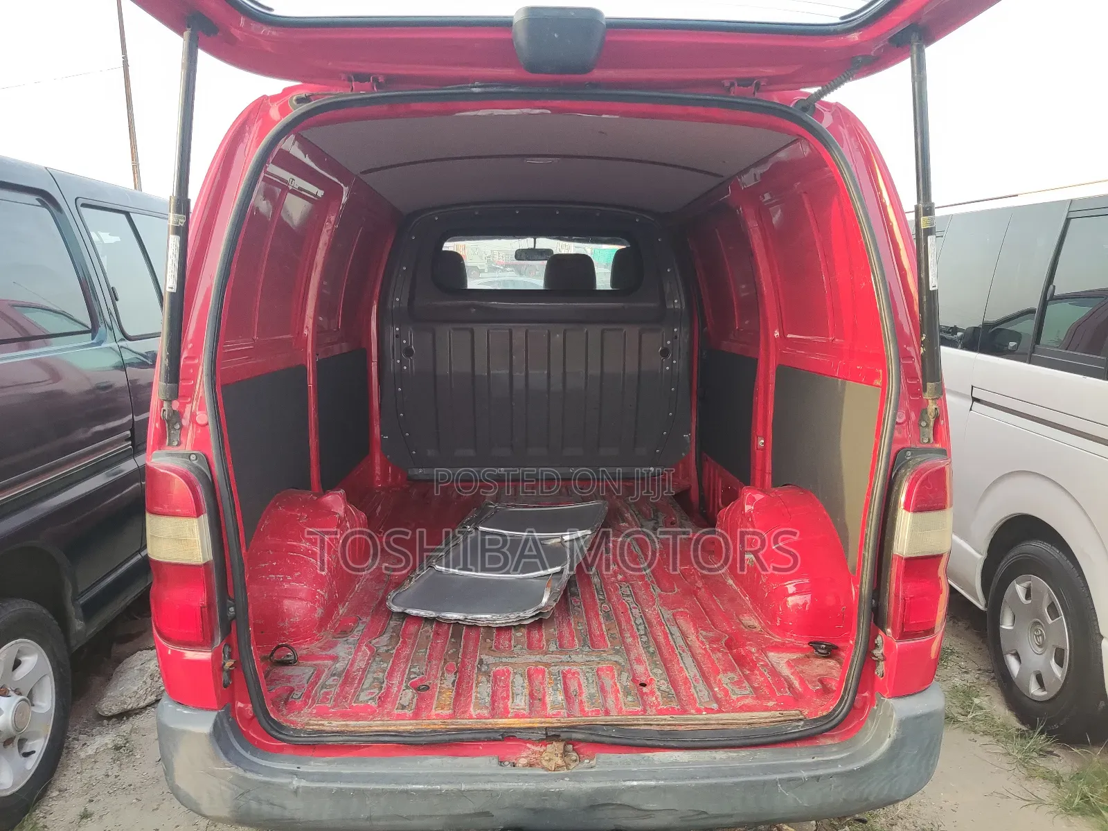Toyota HiAce 2003 Red