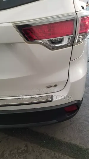 Toyota Highlander XLE 4dr SUV AWD (3.5L 6cyl 6A) 2015 White