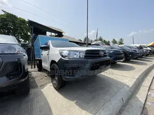 Toyota Hilux 2022 White
