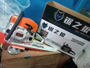 Chain Saw Machines With Long Bar and Chain