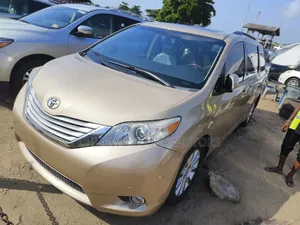 Toyota Sienna Limited AWD 7-Passenger 2013 Gold