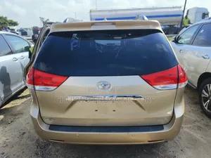 Toyota Sienna Limited AWD 7-Passenger 2013 Gold