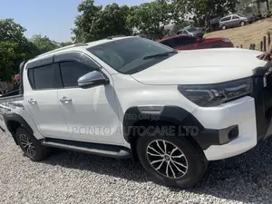 Toyota Hilux SR 4x4 2017 White