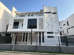 5bdrm Apartment in Jakande for sale