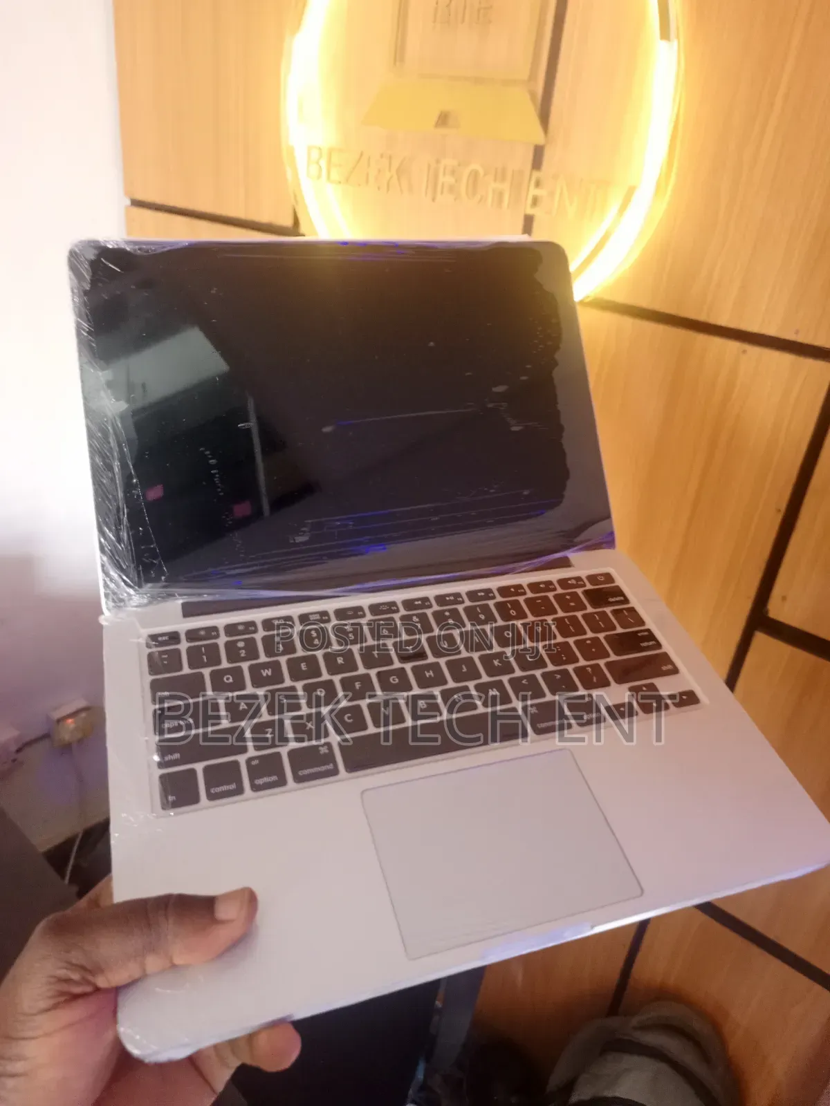 New Laptop Apple MacBook Pro 2015 8GB Intel Core I5 SSD 256GB