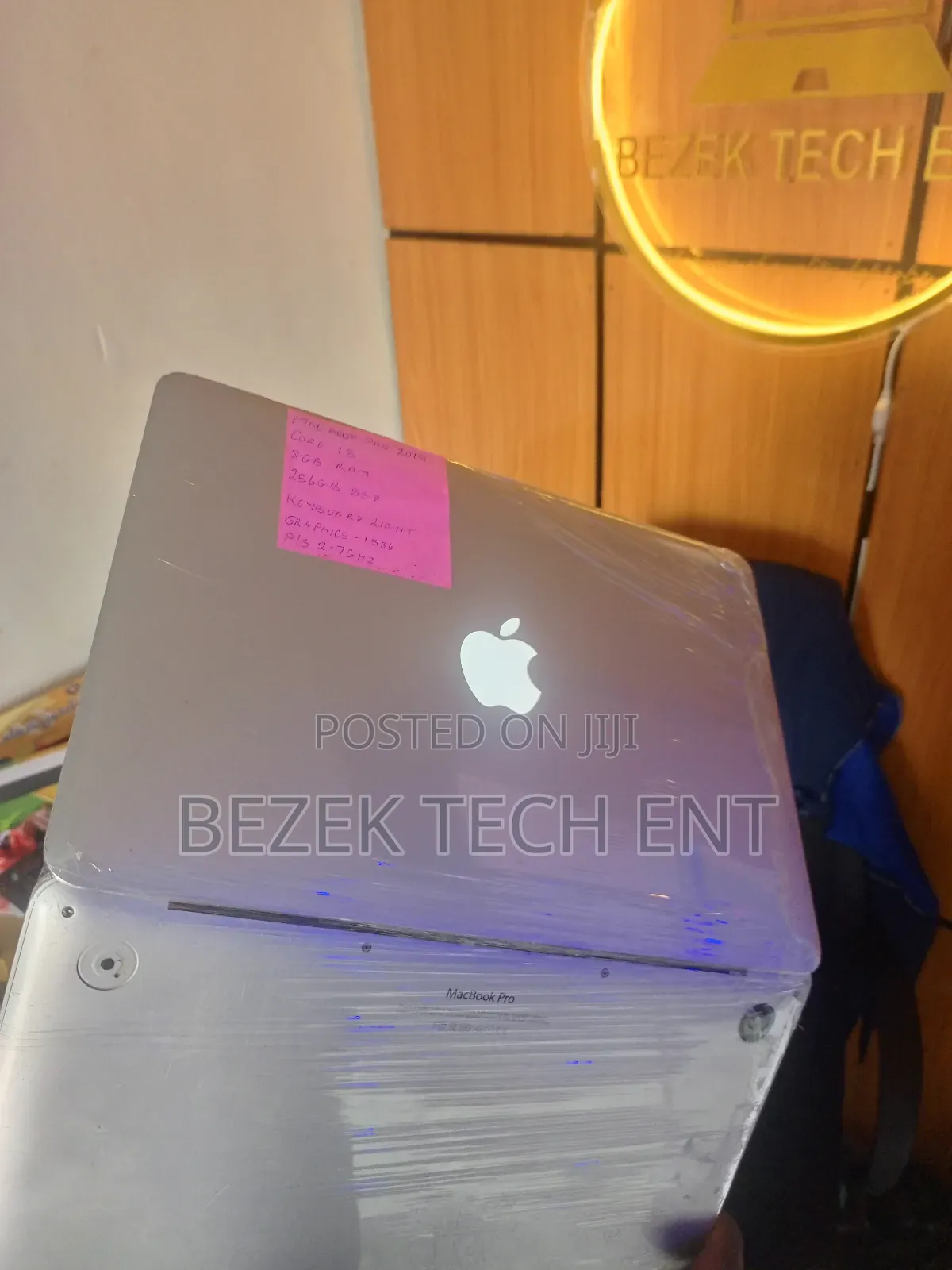 New Laptop Apple MacBook Pro 2015 8GB Intel Core I5 SSD 256GB