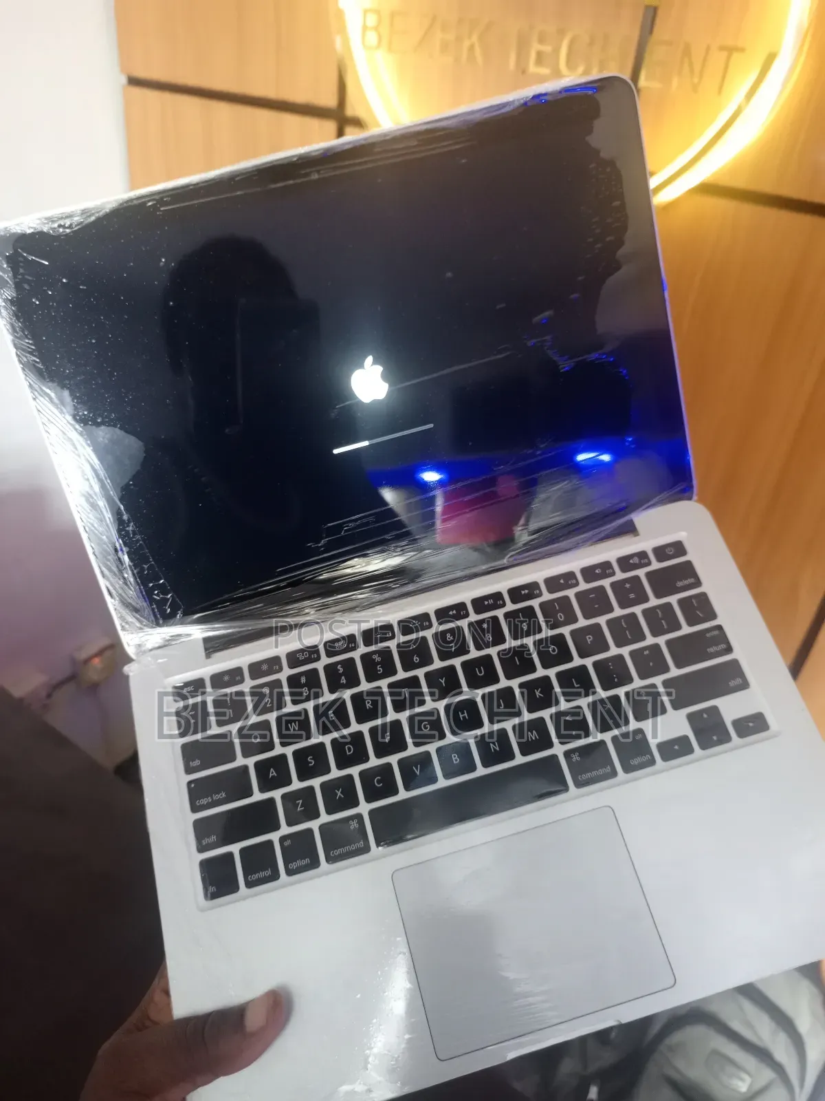 New Laptop Apple MacBook Pro 2015 8GB Intel Core I5 SSD 256GB