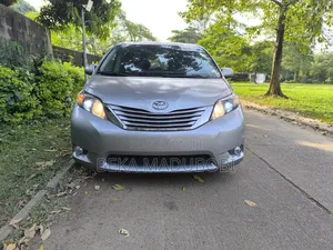Toyota Sienna SE FWD 8-Passenger 2013 Silver