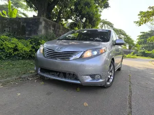 Toyota Sienna SE FWD 8-Passenger 2013 Silver