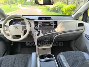 Toyota Sienna SE FWD 8-Passenger 2013 Silver