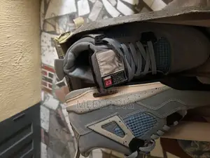 Photo - Air Jordan 4