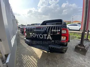 New Toyota Hilux 2023 Black